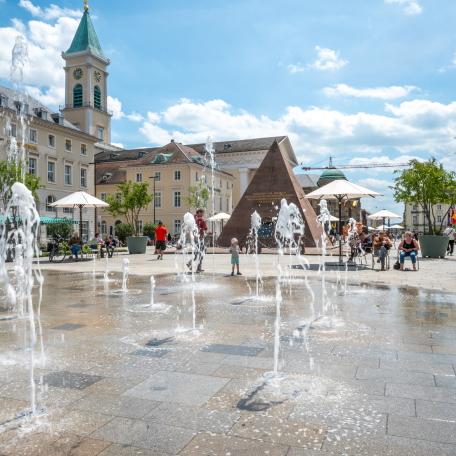 arktplatz-B&auml;ume-Wasserspiele_Stadt Karlsruhe, Monika M&uuml;ller-Gmelin